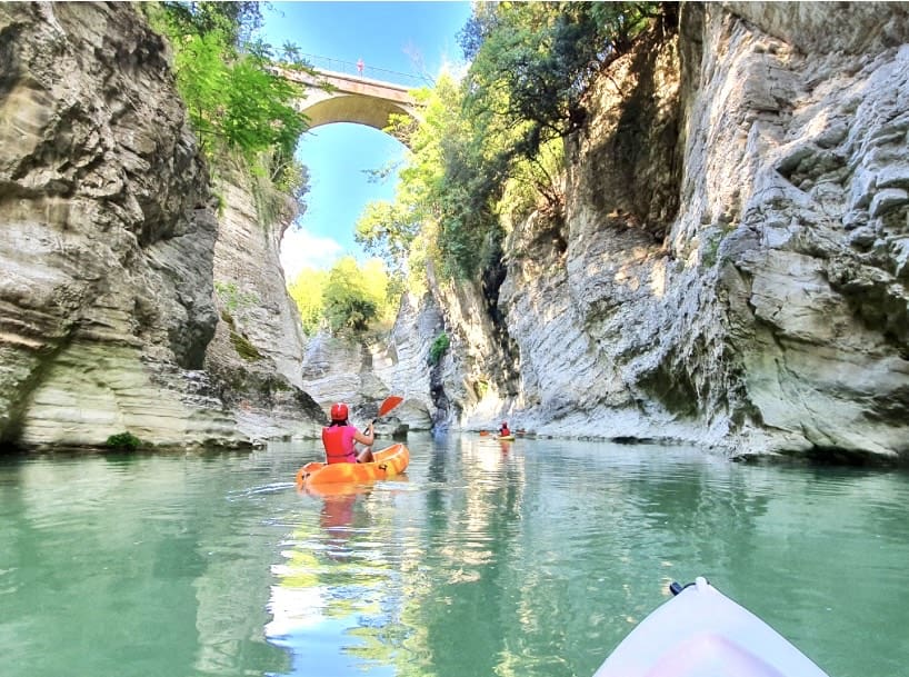 giro in canoa gole del furlo