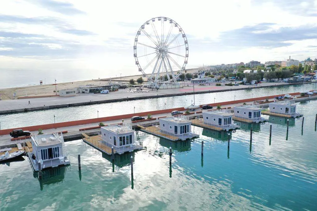 houseboat rimini